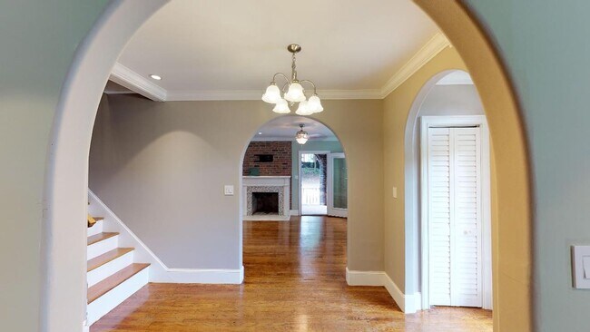 Foto del edificio - $1695/Bedroom | 7BR Home Near UTK | Fort S...