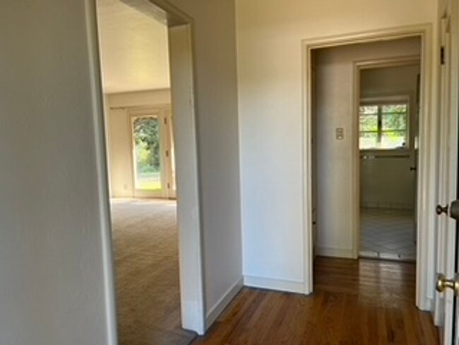 Building Photo - GREAT LOCATION