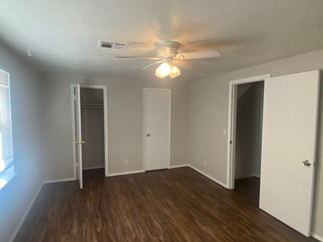 Foto del edificio - 4 bedroom 2 bath - walking distance to Moo...