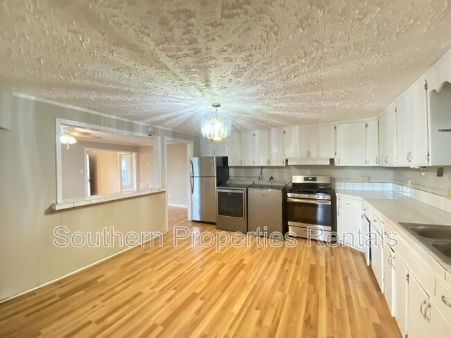 Building Photo - 2245 Chalmers Dr