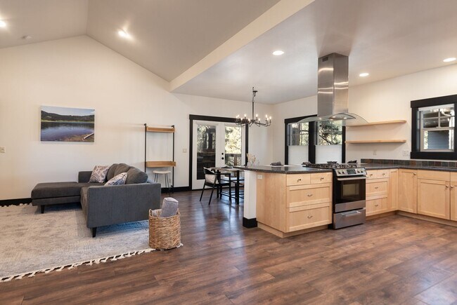 Foto del edificio - Furnished Northwest Crossing Craftsman in Quiet Cul-de-Sac