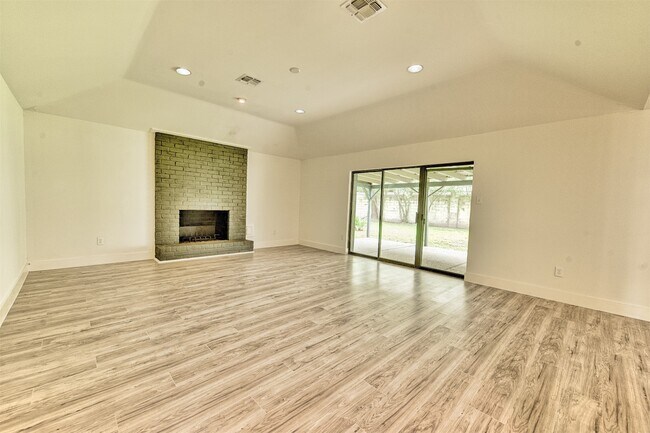 Foto del edificio - 15626 Whitewater Ln