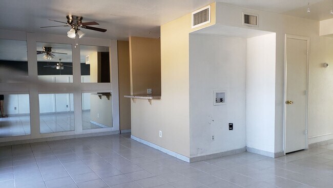 Foto del edificio - 1620 N Wilmot Rd