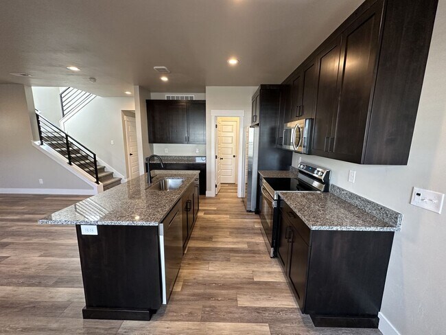 Building Photo - 3 Bed, 2.5 Bath Townhome w/ 2-Car Garage -...