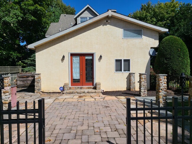 Foto principal - 18 S New Middletown Rd