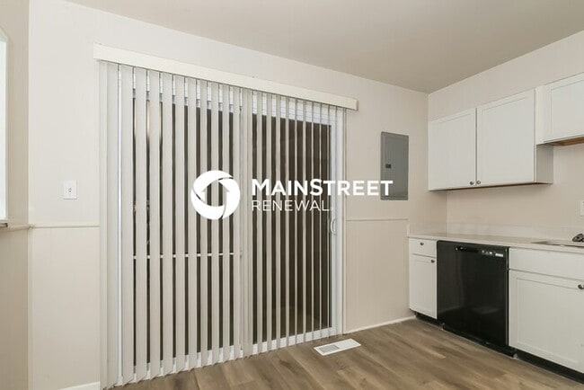 Foto del edificio - 3 Bedroom Pet-Friendly Home in Indianapolis, IN with Main Street Renewal