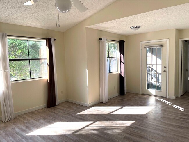 Foto del edificio - 10370 SW 150th Ct