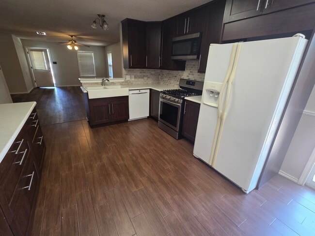 Foto del edificio - 829 Satellite View