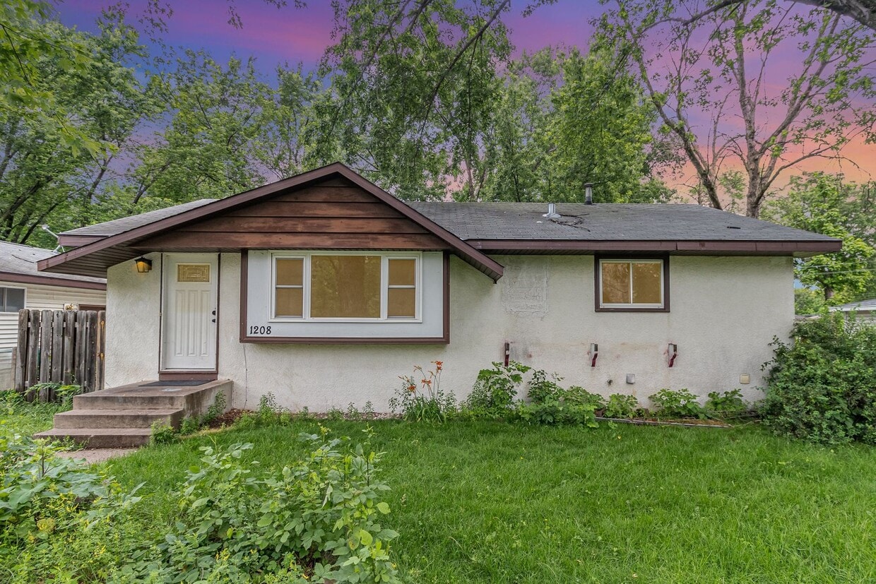 Foto principal - Spacious 5bed|2bath Home w/ Large Backyard...