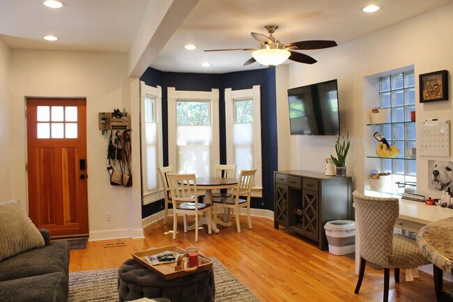 Foto del edificio - Spacious 2-bedroom, 2-bathroom in the Heart of West Highlands with 1 Car Garage
