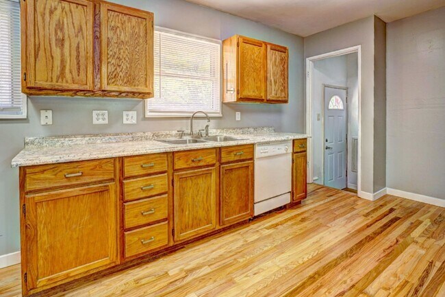Building Photo - INCREDIBLE 5 BEDROOM 3 BATH HOME WITH BONU...