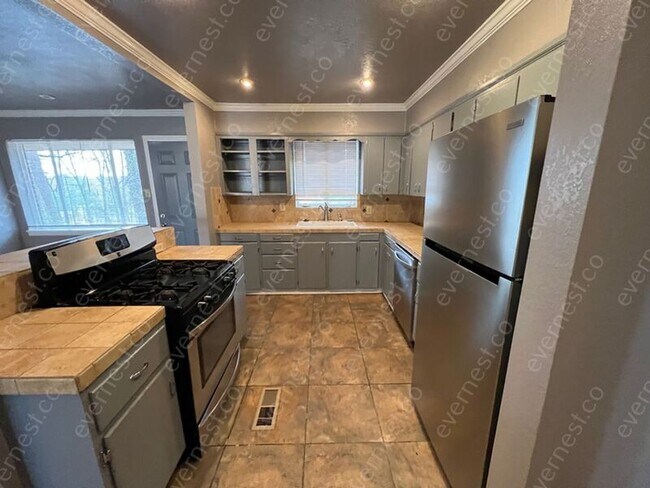 Building Photo - 2 Woodcliff Cir