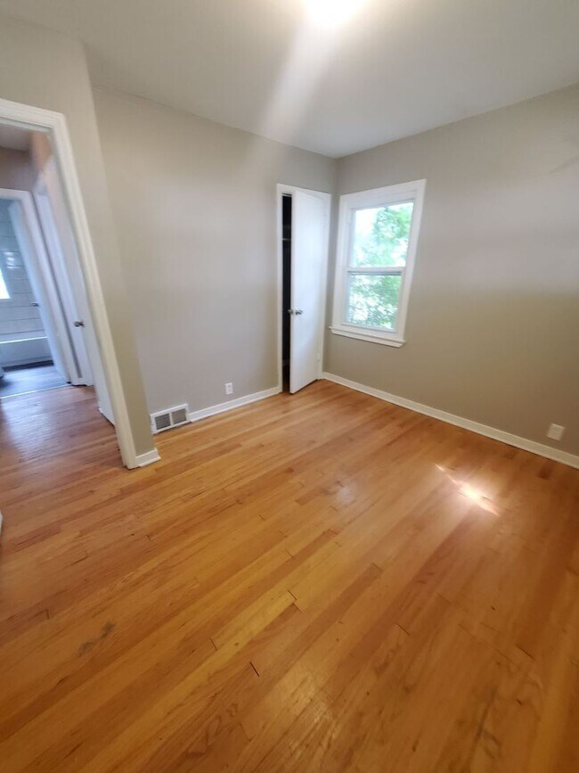 Building Photo - Cute 3 Bedroom Single Family Home