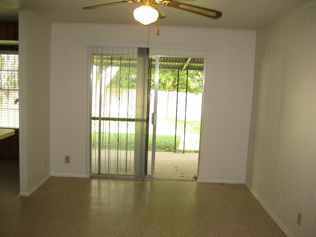 Building Photo - NICE 3 BR 2 BATH*GREAT LOCATION*NEISD*EASY...