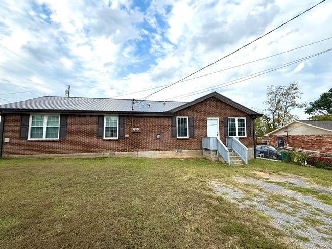 Building Photo - Renovated Madison Duplex!  Corner Lot! Nic...