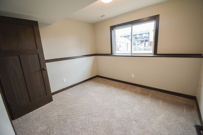 Building Photo - 4 bed 2 bed Home For Rent NOW Near Gibbs a...