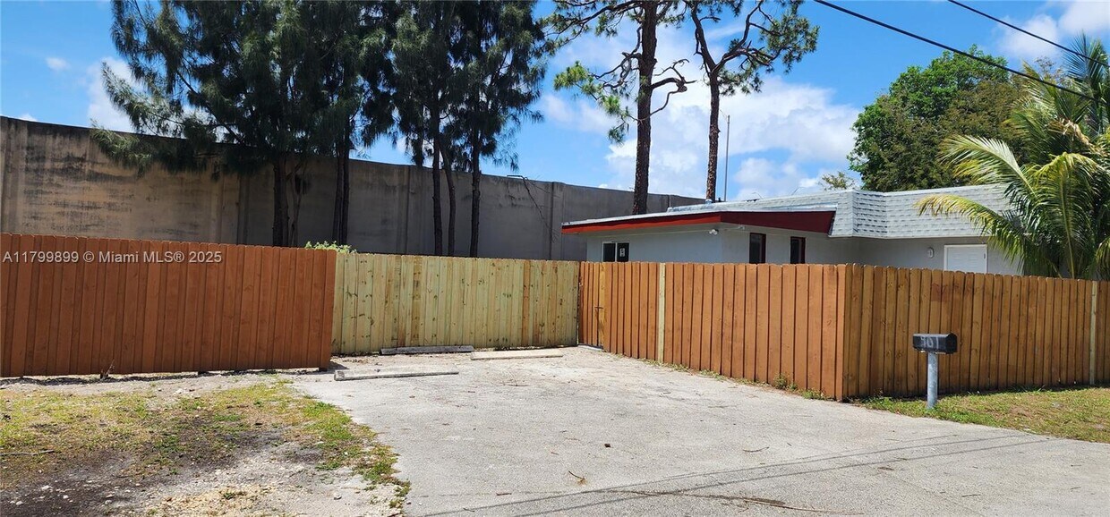 Foto principal - 901 SW 13th St