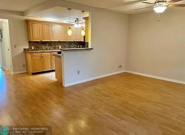 Building Photo - 135 Mansfield D
