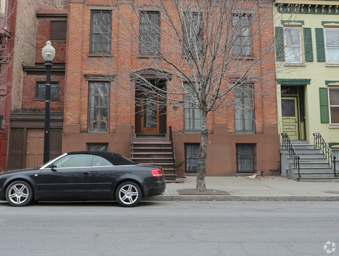 Building Photo - 285 Lark St