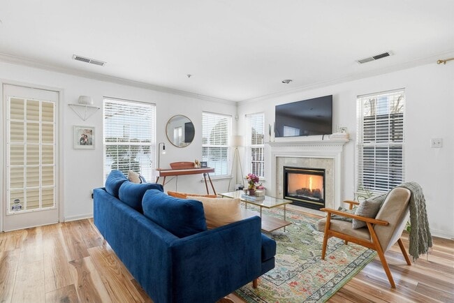 Building Photo - Enjoy the ease of condo style townhome living in this bright and inviting end unit.