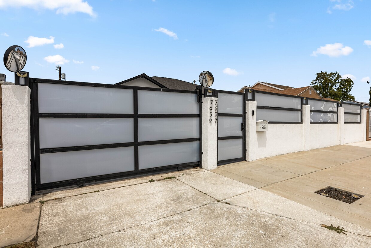 Foto principal - 7637 Radford Ave