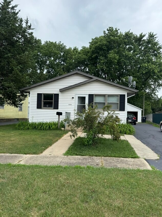 Front - 1618 Oak St