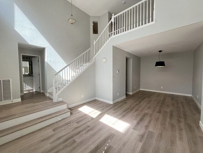 Foto del edificio - Beautiful Modern 3 Bedroom Home in Scripps Ranch!