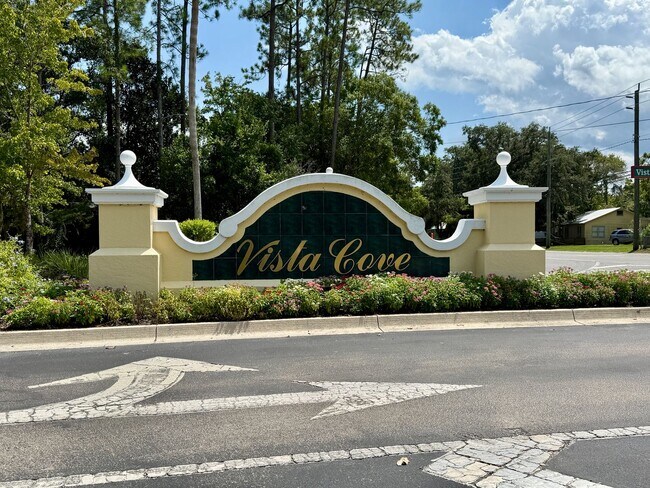 Building Photo - 3 bedroom, 3 bath Luxury Living Along the ...