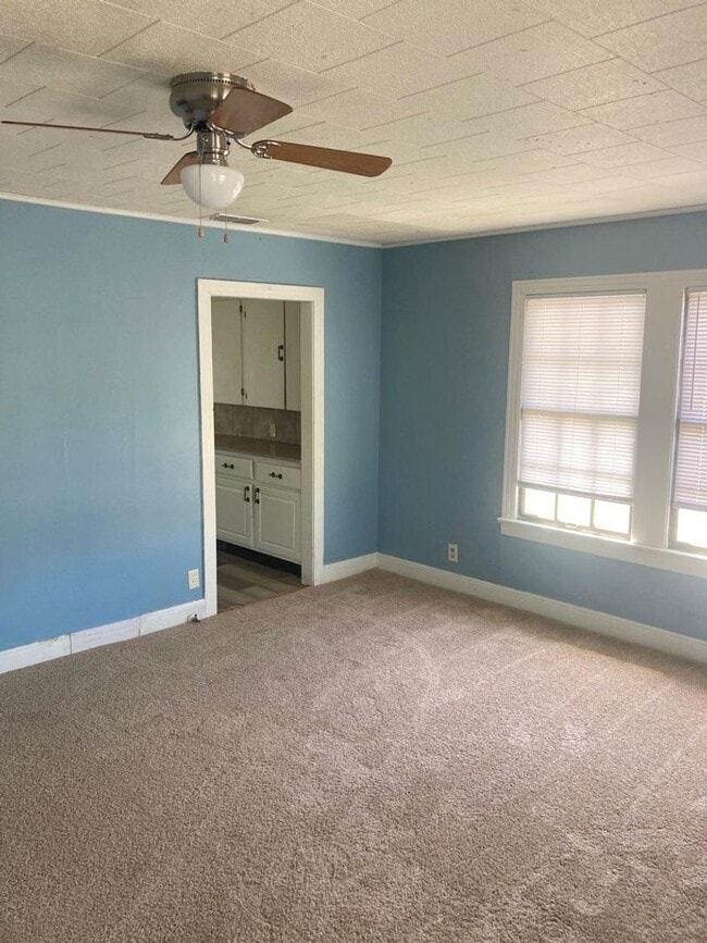 Building Photo - ZERO APPLICATION FEE FOR THIS RECENTLY UPDATED HOME!