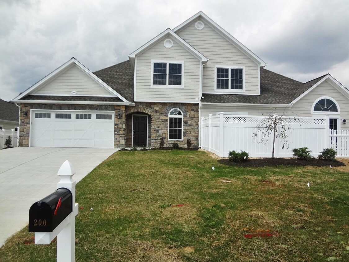 Primary Photo - Luxurious and Spacious Home
