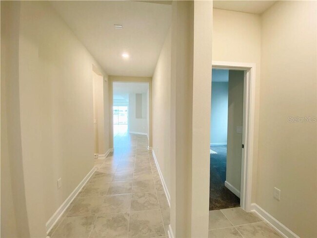 Foto del edificio - Gorgeous brand new house 4 bedrooms 3.5 bathrooms lake view