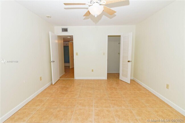 Foto del edificio - 2998 Sunrise Lakes Dr E