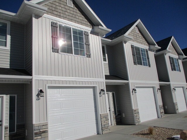 Primary Photo - 3 Bed 2.5 Bath -Newer town home living in ...
