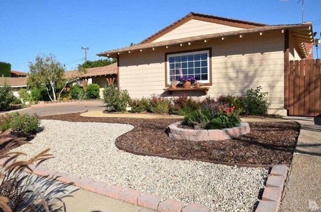Building Photo - 2261 Medina Ave