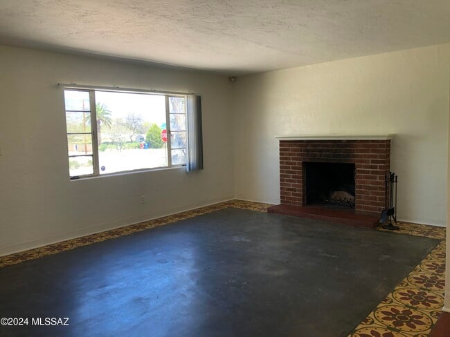 Building Photo - 1448 E Waverly St