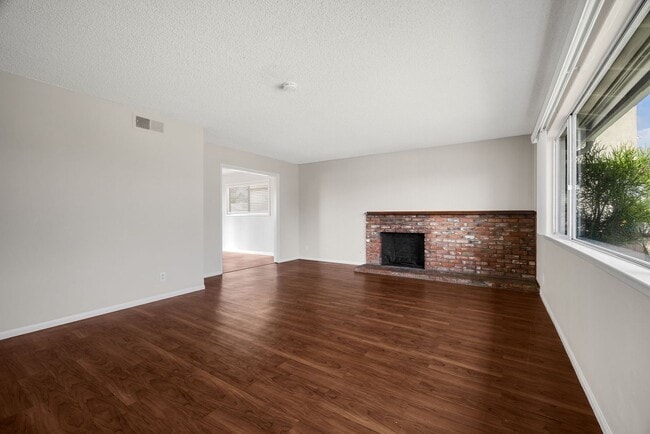 Building Photo - Tri Level 4 bedroom plus Family Room in Yorba Linda