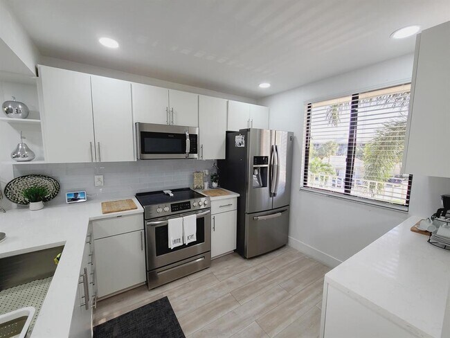 Building Photo - 6133 Balboa Cir