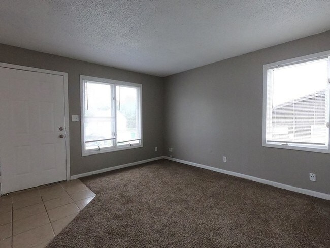 Building Photo - Cute 2 Bedroom Duplex has been Newly Painted!