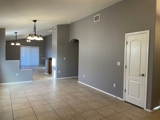 Building Photo - Lovely 4 Bedroom 2 Bath Home!