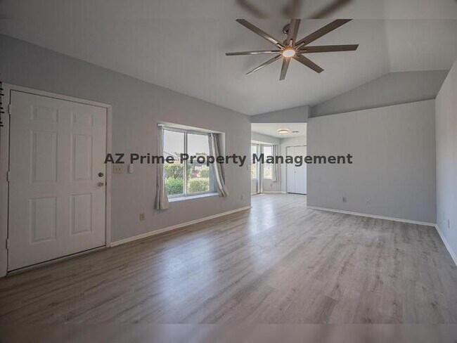 Foto del edificio - 1055 N Recker Rd