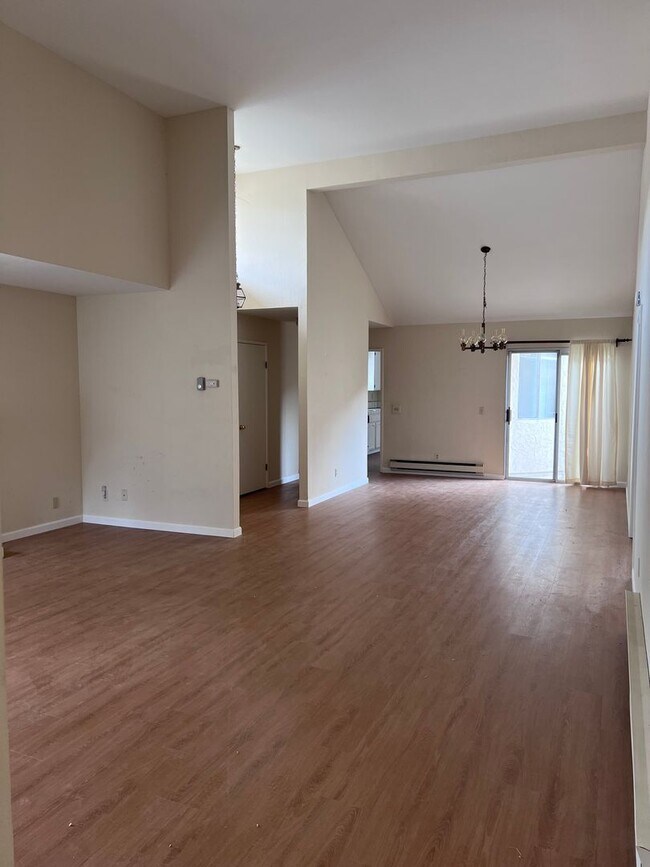 Foto del edificio - Large 3BR/2BA Townhouse, 2 Car Garage, Was...