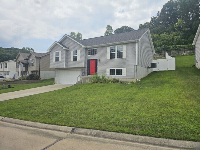 Foto del edificio - Wonderfully updated split foyer homes loca...