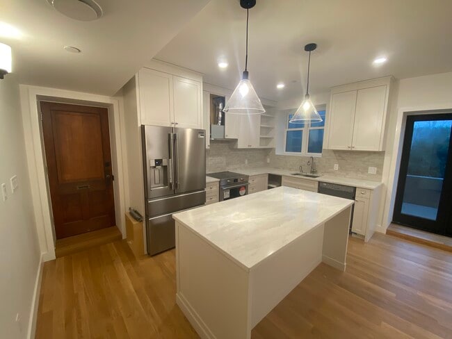 Cuisine - 1591 Haywood Av