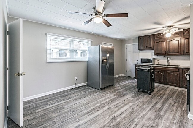 Building Photo - 3 bedroom, 1 bath, newly renovated ranch i...