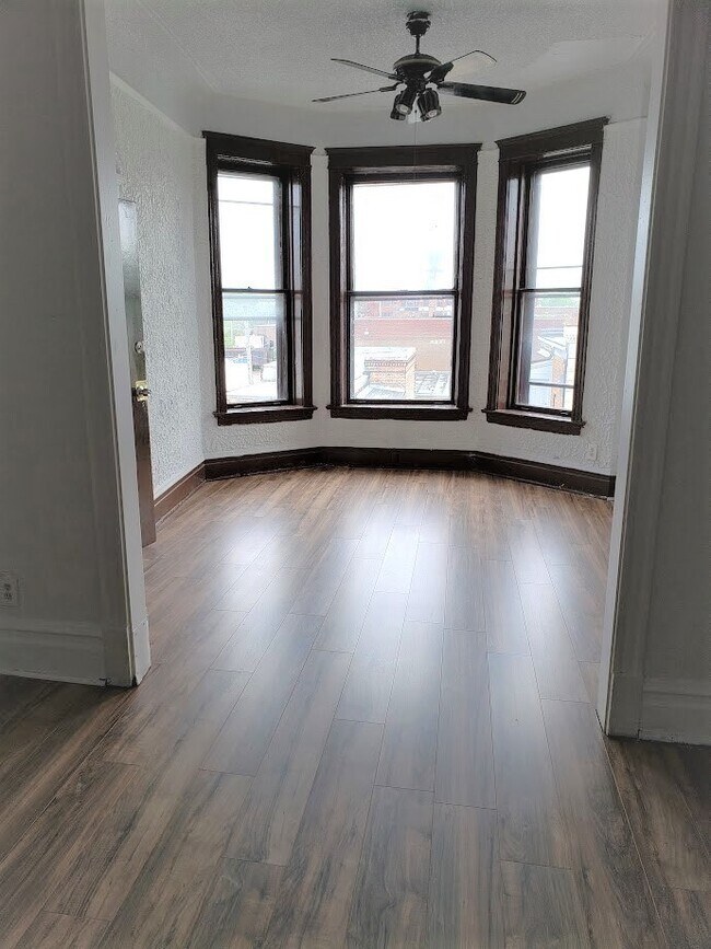 Foto del edificio - 2332 W 42nd St