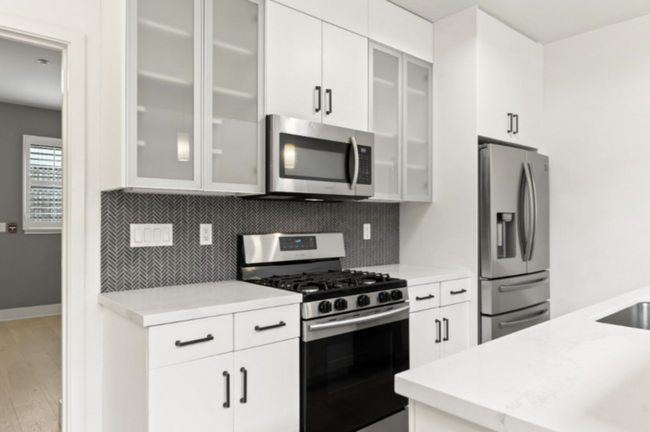 Foto del edificio - Charming 2-Bedroom Condo with Modern Comfo...