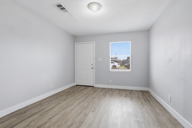 Building Photo - 7823 Glass St