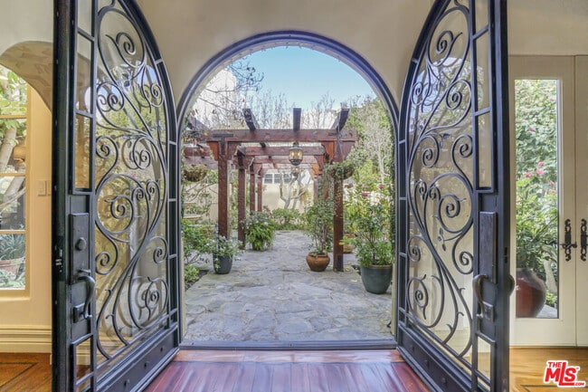 Building Photo - 707 N Bedford Dr