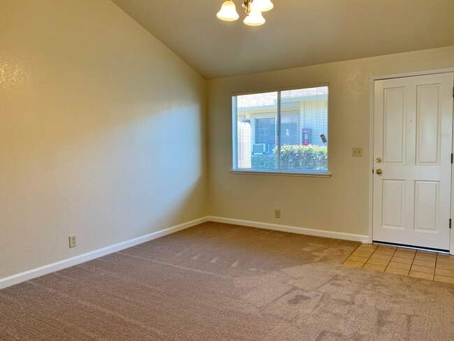 Building Photo - 1591 Highland Dr