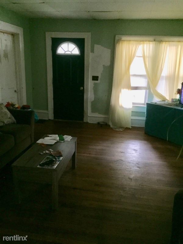 Building Photo - 4 br, 2 bath Apartment - 560 W.Arrow St